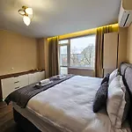 Quiet 2bd Near Sea Garden & By Apartmax شقة فارنا