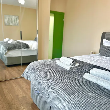 Quiet 2bd Near Sea Garden & By Apartmax